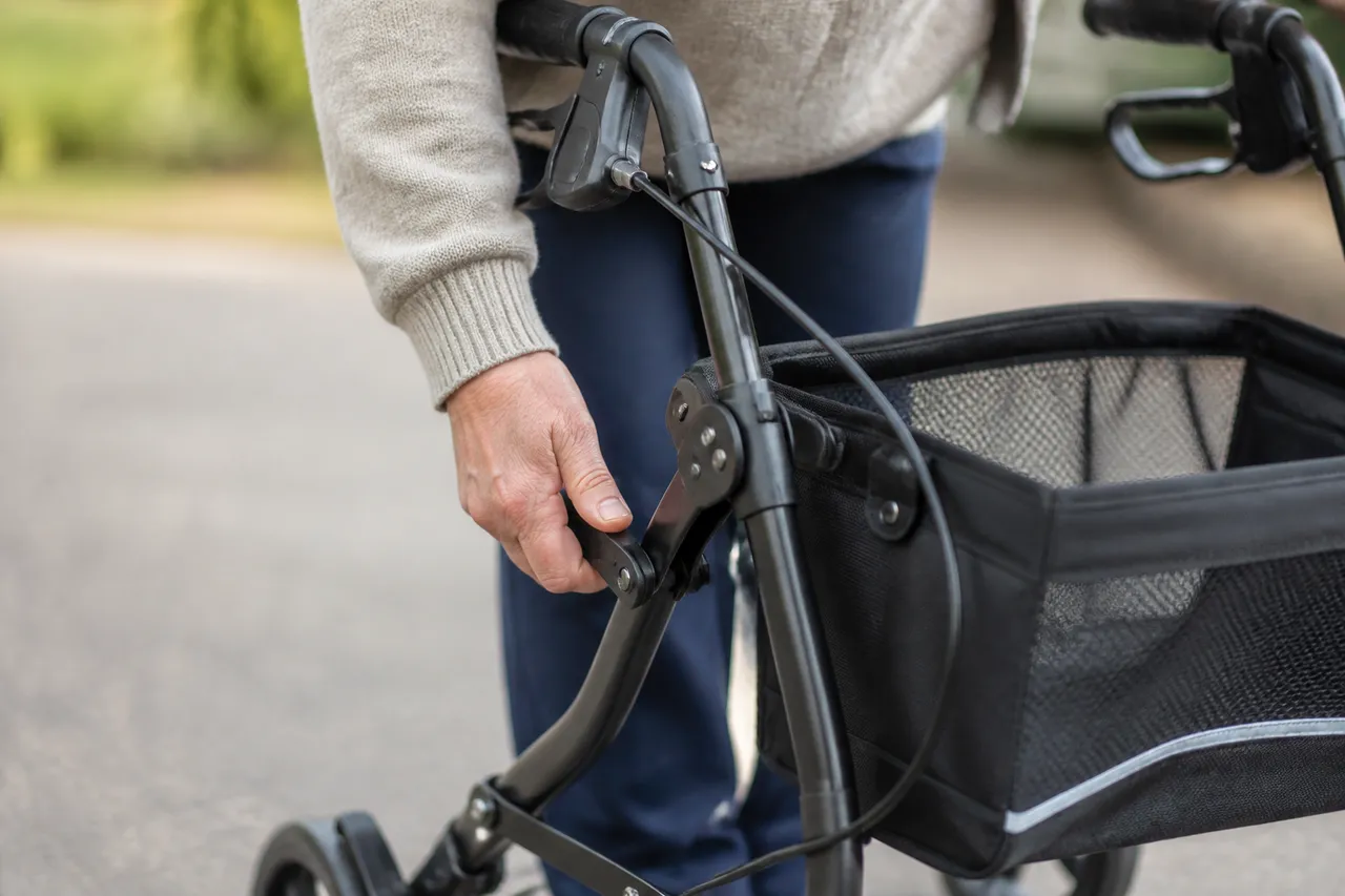 Pliage d'un déambulateur avec levier près de la selle