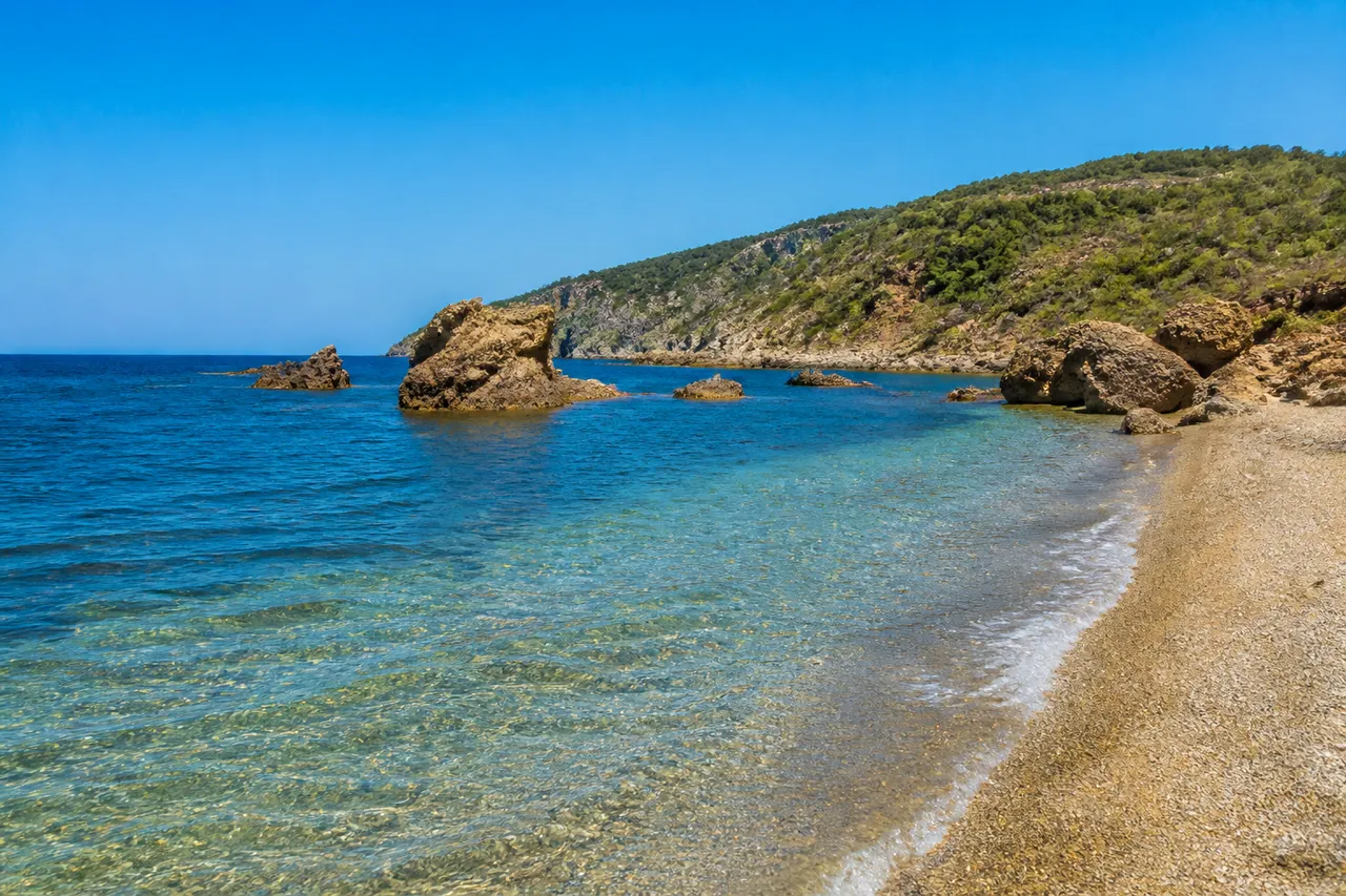 Eau turquoise à Cap Djinet, plage paradisiaque d'Algérie