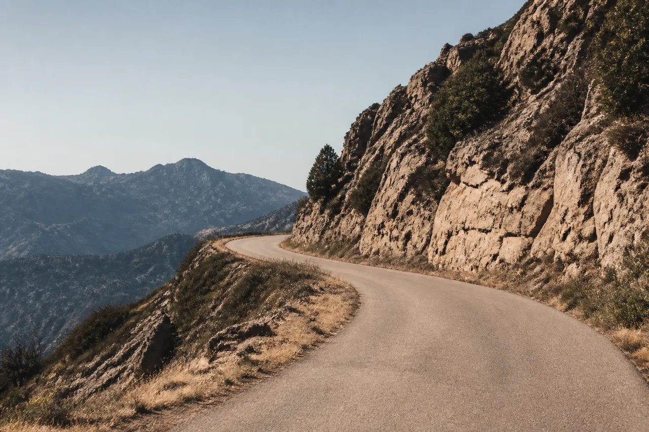 Route de montagne sans glissière, zone à éviter en Corse